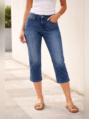 Eileen Fisher Mid-Rise Cropped Denim Jeans in Blue Wash